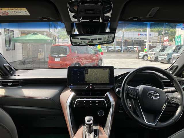 高いホールド性で運転姿勢が安定します。長距離ドライブでも疲れにくいのが魅力です。快適なドライビングライフをお送りください♪