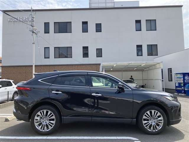 ゆとりある広々とした車内空間は、ドライブを始め買い物やレジャーなど、幅広く活躍します。一人でもみんなとでもお出かけを楽しみましょう！