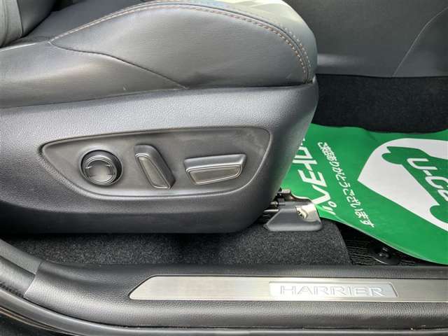 パワーシート搭載。微妙な調整が手軽にでき、ぴったりのポジションで運転することが可能です。