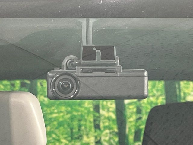 【ドライブレコーダー】安心・安全なカーライフに必須のドライブレコーダーを装備！走行中はもちろん、あおり運転や事故に遭遇した際の状況も映像で記録し、万一のリスクに備えます。