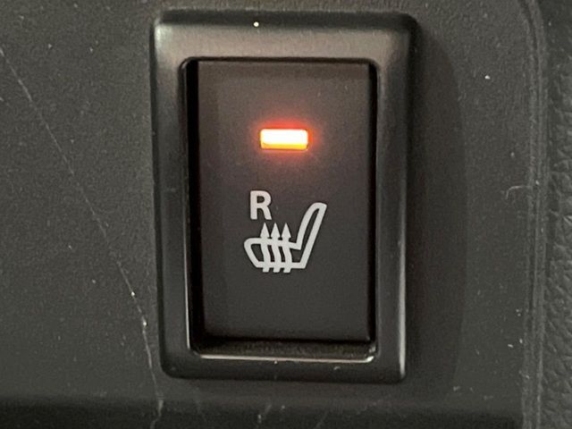 【シートヒーター】寒い日に重宝するシートヒーター！エアコンより早く温まってくれるので寒がりの人も安心ですね♪エアコンの温風は乾燥するから苦手、という方にもをおすすめです。