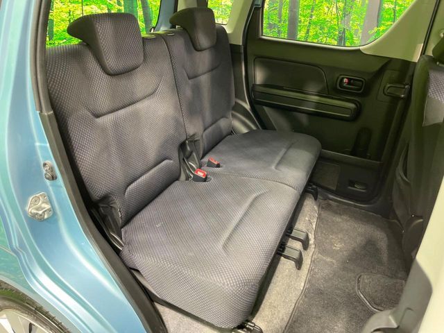 後部座席も気になるようなキズ・汚れやへたり等、大きなダメージはなく、良好な状態です。