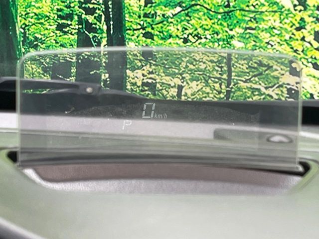 【ヘッドアップディスプレイ】現在の速度や走行情報をデジタル表示で運転席前方のガラスに投影！運転中、目線をずらさず必要な情報を確認できるのでとっても便利で安心！