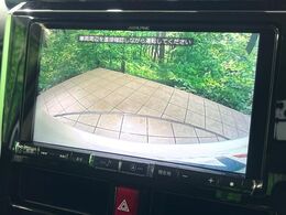 【バックカメラ】駐車時に後方がリアルタイム映像で確認できます。大型商業施設や立体駐車場での駐車時や、夜間のバック時に大活躍！運転スキルに関わらず、今や必須となった装備のひとつです！