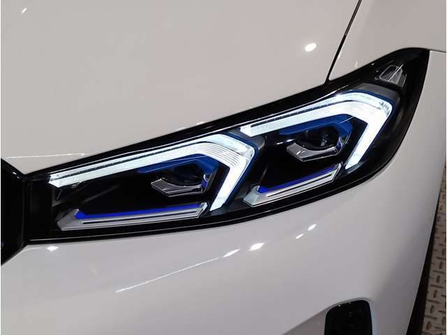 BMWのオートライトは積極的にライトをつけることにより、自車の存在を周囲に向けアピールいたします。それは安全性への配慮でもあります。