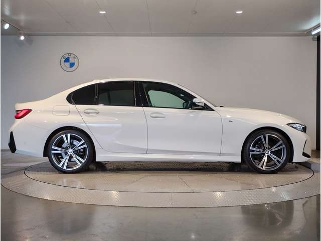 ご納車後も全国約200拠店のBMW正規ディーラーサービス工場にて保証対応いたします。お近くのBMW正規ディーラーをご案内の上、アフターメンテナンスをお受け頂けますので、安心してお乗りいただけます！！