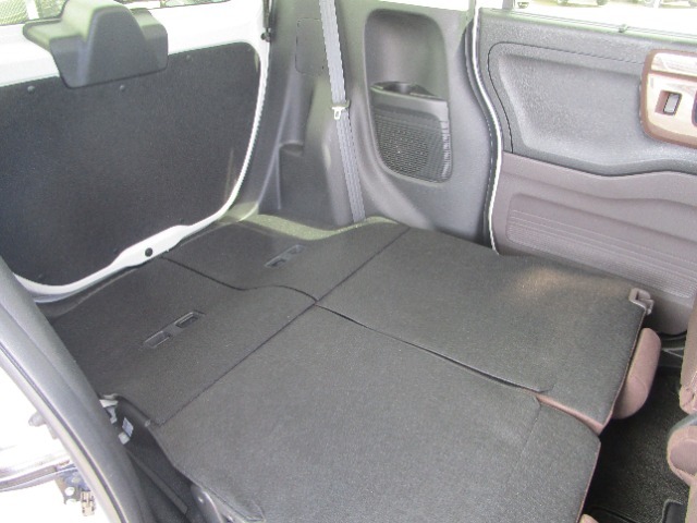 後部座席を倒すことが出来るので大きな荷物も積むことが出来ます！