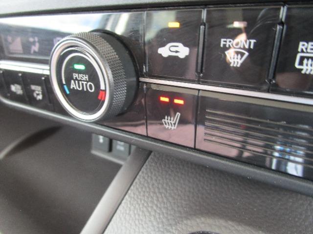 助手席にシートヒーターがあるので寒い時期も出快適ですね！