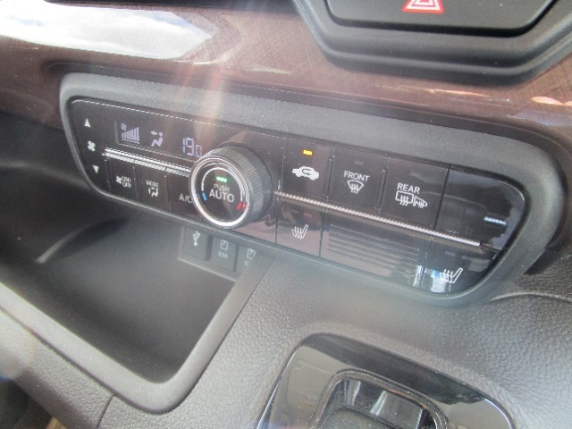 オートエアコンがあるので指一本で簡単に操作することが出来ますね！