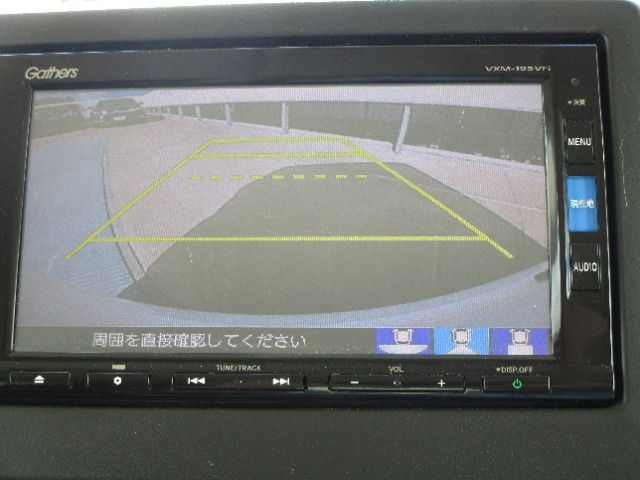 リアカメラを装備していますのでバック駐車も安心です。リバースギア連動で自動に切り替わり、車後方を表示します。