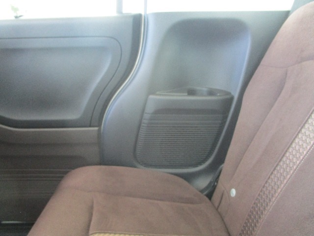 後部座席にドリンクホルダーがあるので飲み物の置き場に困ることは少なくなりますね！