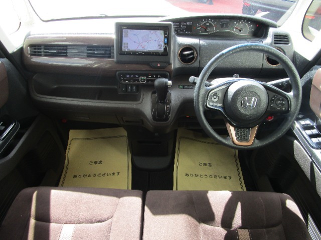 操作性・視認性に優れた機能的なレイアウトの運転席まわりです。