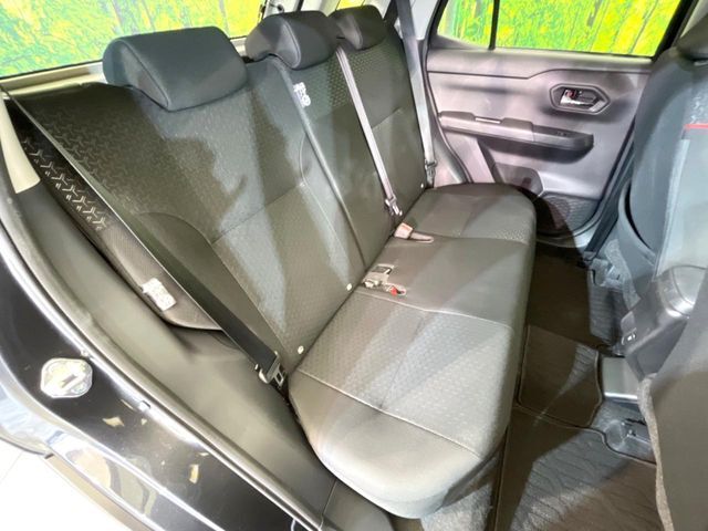後部座席も気になるようなキズ・汚れやへたり等、大きなダメージはなく、良好な状態です。