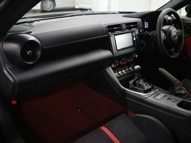 当社販売担当者、仕入担当者、リフトに持ち上げ車検検査員による下廻りチェックをクリアした高品質車を展示しております。