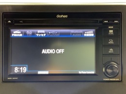 ダッシュボードに自然に溶け込むようにデザインされた純正ディスプレイオーディオを装備、さらにバックの時にはバックモニターへ早変わり。