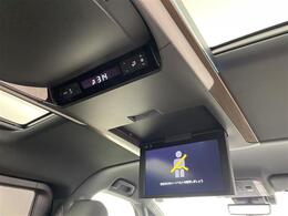 【後席ディスプレイ（メーカーオプション）】後部座席からも、DVDや映画、ライブ映像、YouTube動画など様々な動画が楽しめ、ドライブが退屈しません！