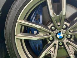 【Mパフォーマンスブレーキシステム】搭載。スポーティなドライビングとより高い熱負荷に耐えるように設計されたメーカーオプションです。