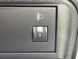 【ヘッドライトレベライザー】ヘッドライトが車両前方を照射する際、手動で方向を変えることができ暗い道でも明かりを照らし見やすいように調整できます。
