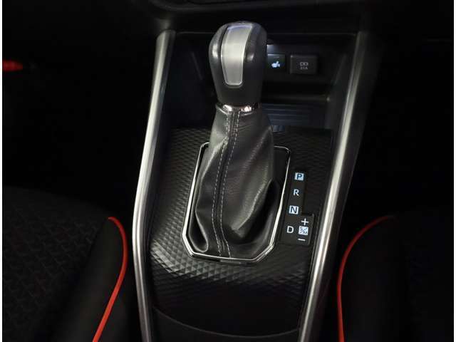 シフトレバーは使いやすい位置に配置です。