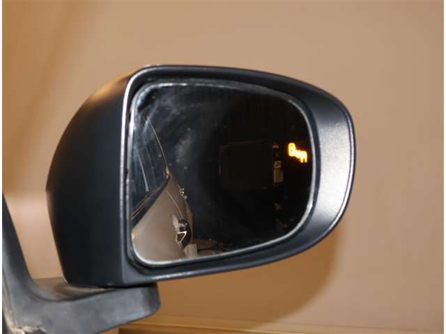 BSM『ブラインドスポットモニター』ナナメ後方(死角)からの車両を検知し、ミラー内のオレンジのランプで知らせてくれます。