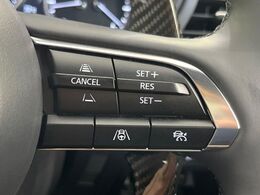 【マツダ・レーダークルーズコントロール】高速道路での長距離走行が楽に！自動で速度を保つクルーズコントロールが、衝突軽減システムと連携し、前方の車両を感知して車間を保つように速度調節してくれます！！