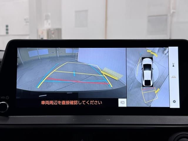 パノラミックビューモニターシステムが付いているので車の上から見た映像が確認できますよ。　一目で車両周辺の情報を確認できますが、直接安全をご確認下さい。