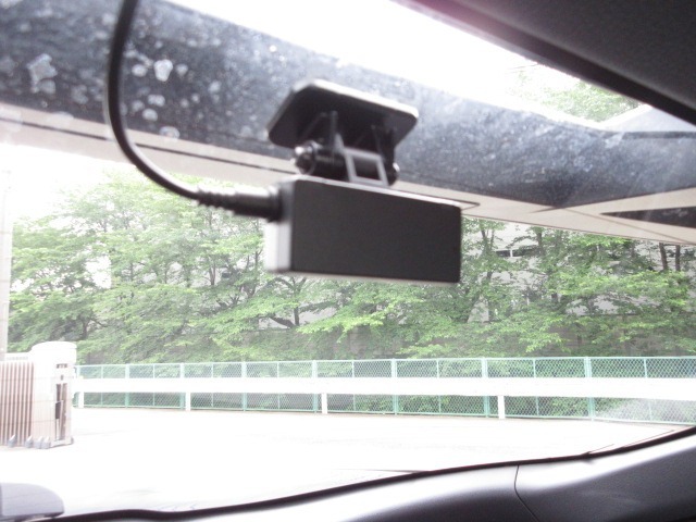 【リアドライブレコーダー】後方からのあおり運転や、万が一の事故にあった場合でも、ドライブレコーダーがその瞬間の映像を記録しています！事故だけでなく、楽しいお出かけの風景なども録画してくれています。