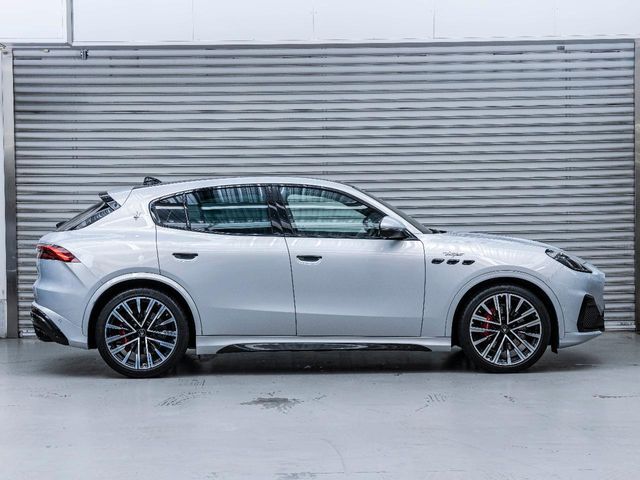 もちろんサラウンドビューモニター+パークセンサーを搭載。駐車時の不安を軽減。