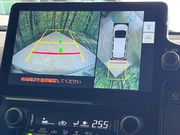 【パノラミックビューモニター】専用のカメラにより、上から見下ろしたような視点で360度クルマの周囲を確認することができます☆死角部分も確認しやすく、狭い場所での切り返しや駐車もスムーズに行えます。