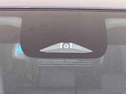 【トヨタセーフティセンス】走行中に前方の車両等を認識し、衝突しそうな時は警報とブレーキで衝突回避と被害軽減をアシスト。より安全にドライブをお楽しみいただけます。
