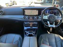 内装はブラックを基調としております。シートは黒革を採用！