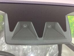 【スマートアシスト】走行中に前方の車両等を認識し、衝突しそうな時は警報とブレーキで衝突回避と被害軽減をアシスト。より安全にドライブをお楽しみいただけます。