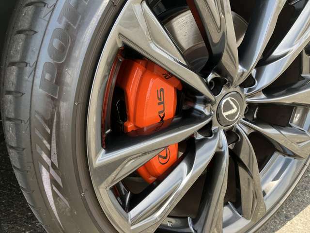 F SPORT専用オプションのオレンジブレーキキャリパー（フロントLEXUSロゴ）を装備。よりスポーティーな印象に。