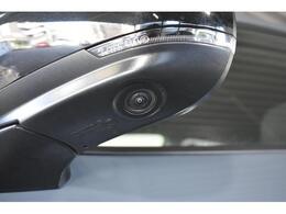 助手席側ドアミラーに装着されたカメラの映像をディスプレイに表示。自車の助手席側前方の様子が確認でき、狭い道への進入やすれ違い、道路端への幅寄せ駐車などをより安心して行うことができます。