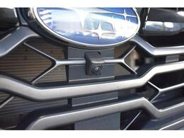 フロントグリルに装着されたカメラの映像をディスプレイに表示。自車の前方の様子が確認でき、見通しの悪い交差点や駐車・発進時などの前方確認をサポートします。