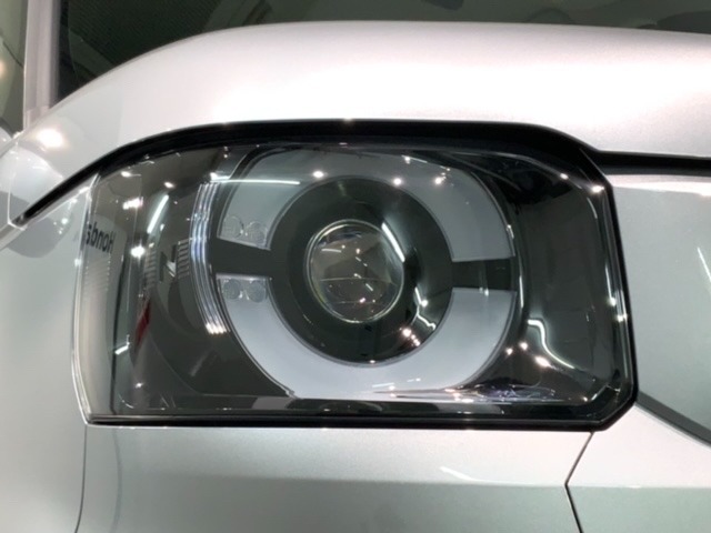 LEDヘッドライトは、点灯の瞬間から最大光量を発揮し、突然暗くなるトンネルなどでの安定感を高めます。