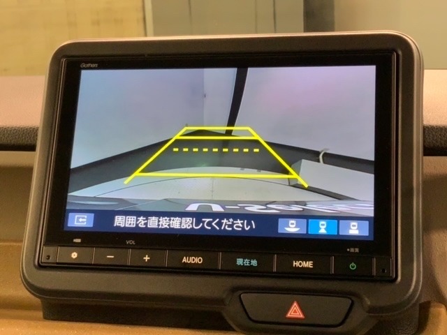 リバースギアに入れるだけで後方の表示へ切り替わります。夜間や雨の日の駐車も楽になりますよ。