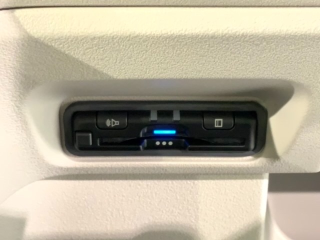 いまや快適なカーライフに欠かせないETCが付いています。