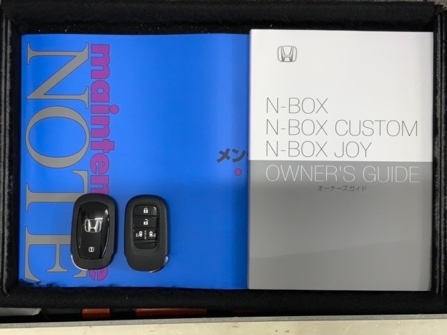 スマートキーは鍵をバッグに入れたままでもドアロックの開閉やエンジンのON・OFFができます。夜間や雨の日も鍵を探さなくて良いので便利です。