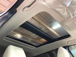 【大型サンルーフ】車内の解放感が一気に上がる大型のパノラマルーフ！季節を問わず開放的で快適なドライブをお楽しみいただけます。流通量も少なく希少価値の高い人気の装備です♪