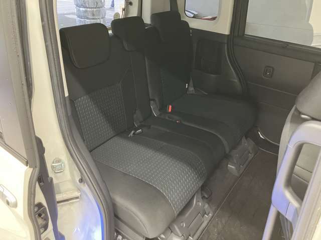 後部座席も気になるようなキズ・汚れやへたり等、大きなダメージはなく、良好な状態です。