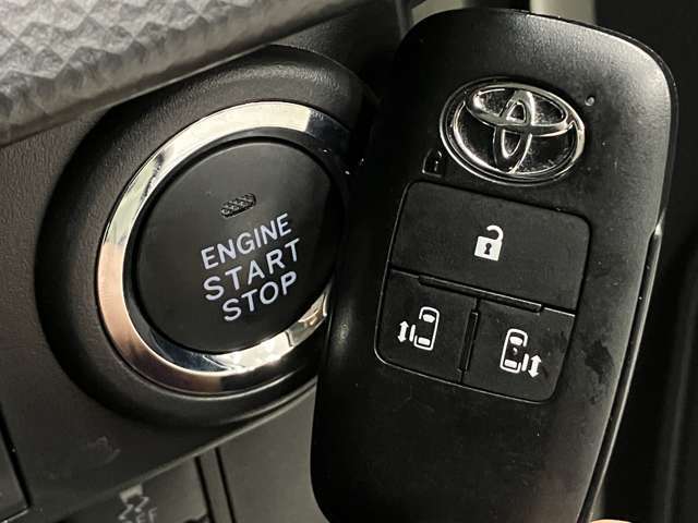 カバンやポケットに入れたままでもドアの施錠・解錠が可能なスマートキーを装備。エンジンのオン・オフ時もカギを取り出す必要が無いからとっても便利です♪