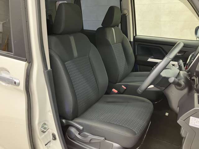 フロントシートは足元も広いです！乗り降りもしやすいですよ！写真では分かりにくい傷や汚れなど、気になる箇所があればいつでもお問い合わせください！