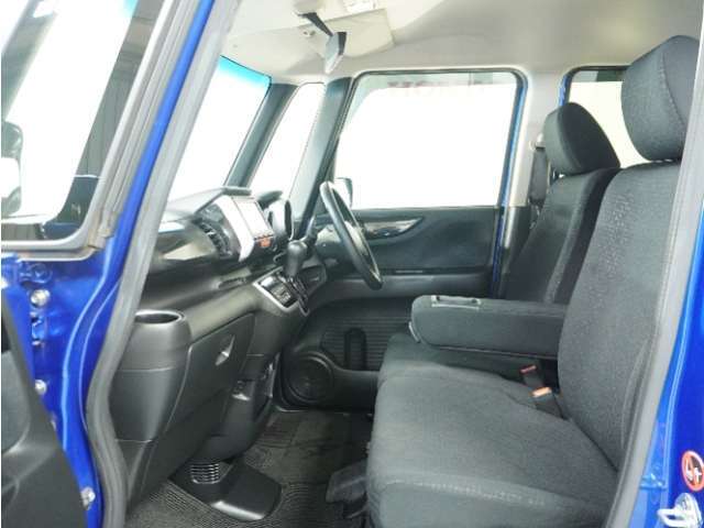 運転席と助手席は足元が繋がっているので自由に行き来しやすいので駐車場が狭いときでも助手席側からスムーズに乗り降りできて便利！