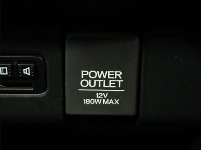 スマートフォンの充電等にも便利な電源ソケットも使いやすい場所に装備されています。