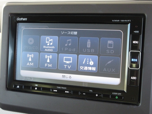 ナビゲーションはギャザズメモリーナビ（VXM-181VFi）を装着しております。AM、FM、CD、DVD再生、Bluetooth、フルセグTVがご使用いただけます。