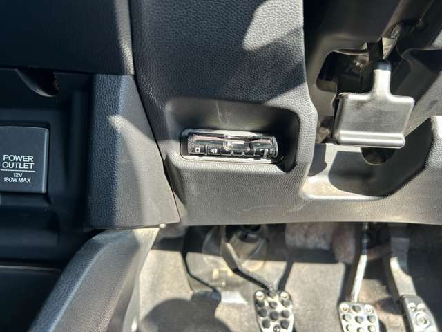 ブレーキ、アクセルペダルは大きく踏みやすいです。