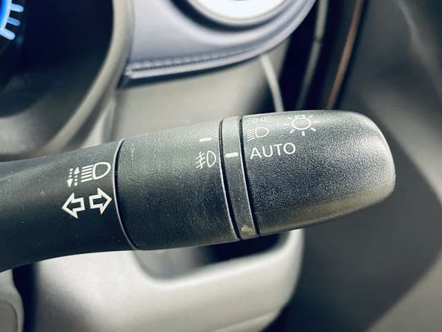「オートライト」　暗くなると自動でライトが点灯し、安全運転を手助け！