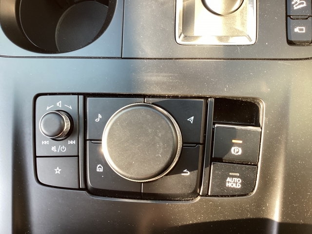 運転中、視線を外さず操作が可能なマツダコネクトのコントロール部分です。大きなダイヤルとスイッチで構成されているので、とても操作がし易いです。