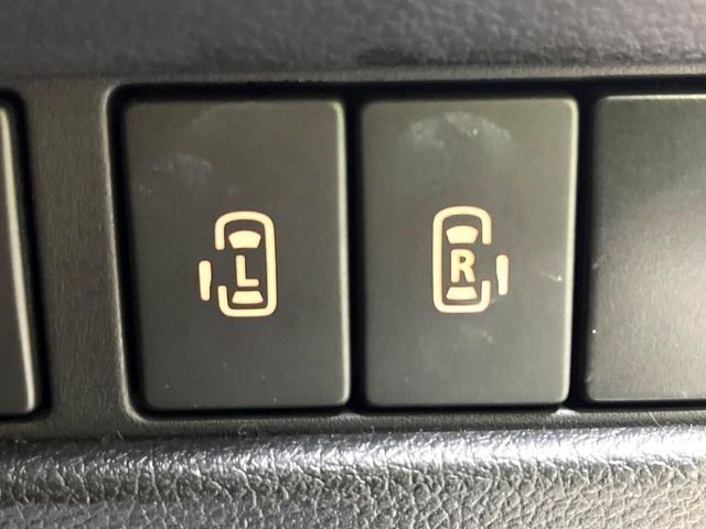 【両側パワースライドドア】スマートキーや運転席のスイッチで後席両側スライドドアの開閉が可能♪電動だから力を入れてドアを開ける必要が無く、小さなお子様でも簡単に開け閉めでき快適です♪